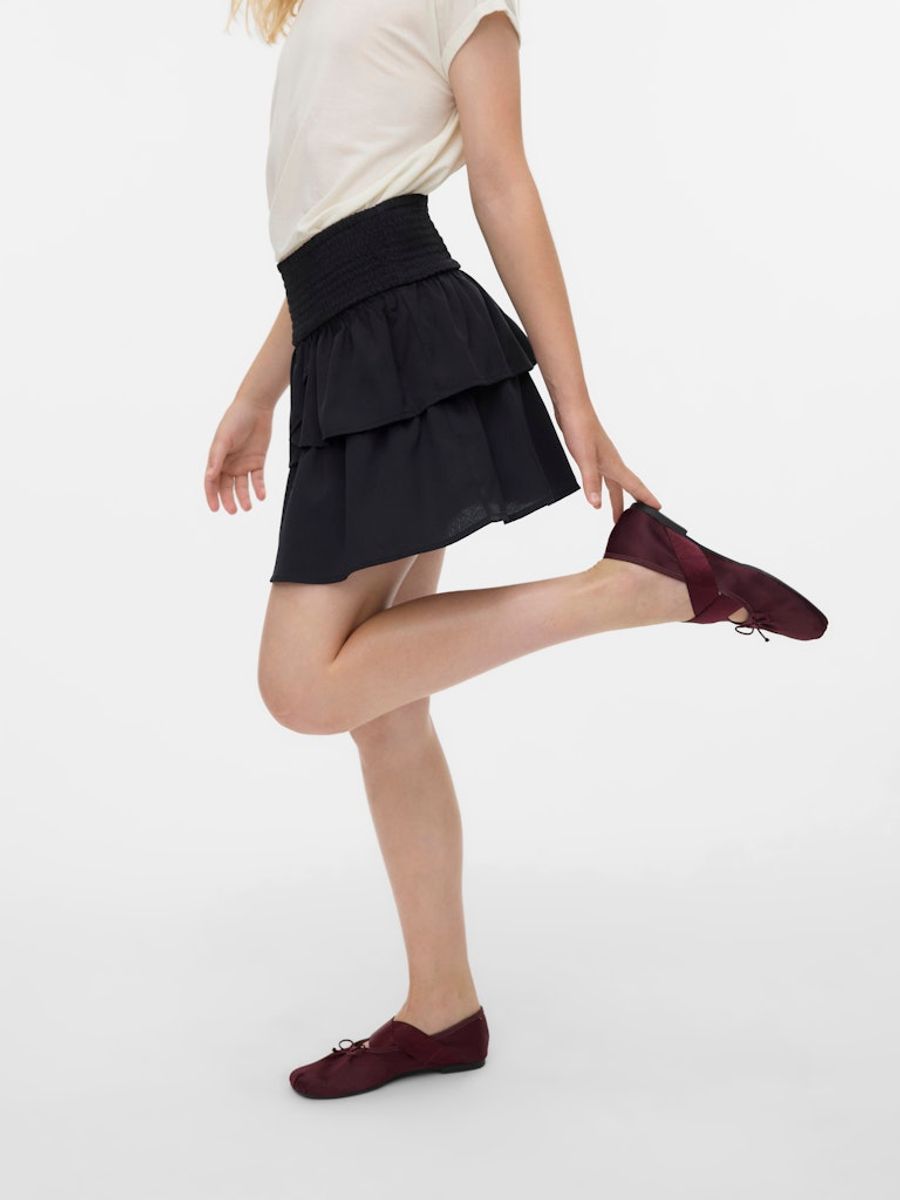 Vero Moda Girl Emma lagdelt smock-skjørt  svart