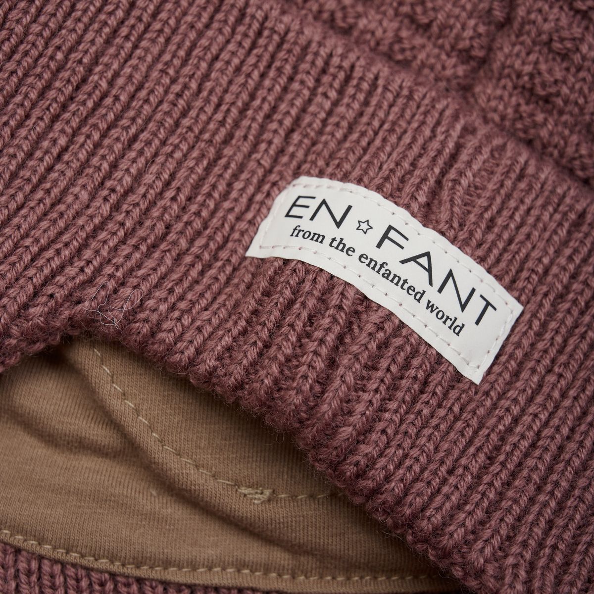 En Fant Baby Lue Med Fuskepels Rose Taupe